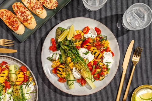 Gegrillter Salat mit Burrata und Mais