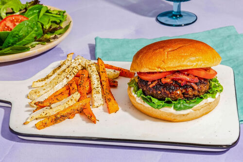 Würziger Veggie-Burger mit Chipotle-Sauce