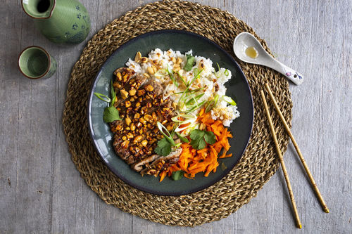 Geurige bowl met varkenslapjes en sushirijst