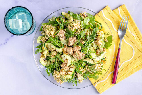 Groene bowl met tonijn en bruine rijst