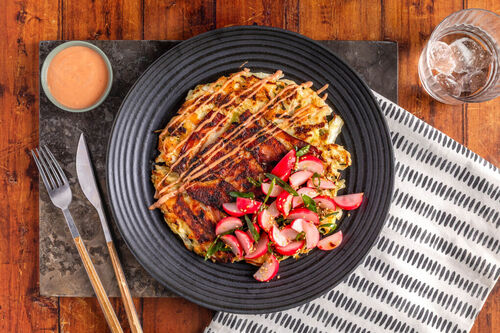 Bacon-Okonomiyaki mit Lauchzwiebeln und Sesam