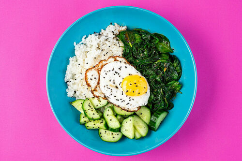 „Grünes“ Bibimbap mit Gurke und Spinat