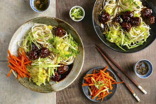 Teriyaki-Putenhackbällchen auf Udon