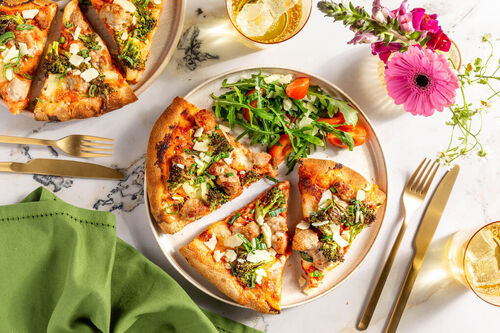 Pizza mit Schweinswurst & Brokkoli