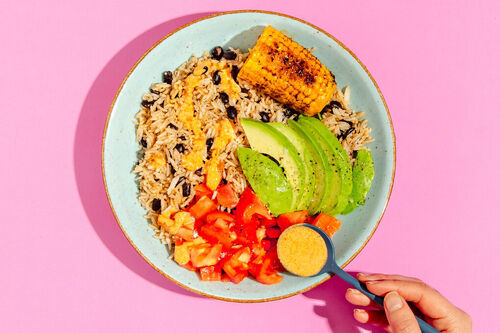Cajun-Reisbowl mit Avocado und Mais