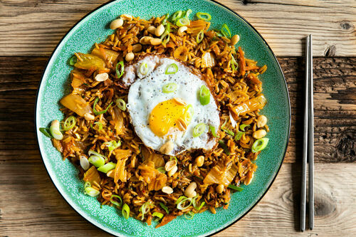 Würzige Reispfanne mit Kimchi und Ei