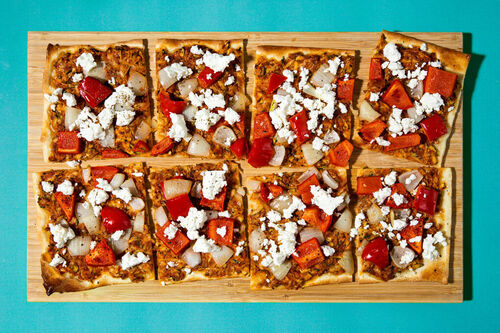 Paprika-Zwiebel-Flammkuchen mit Feta