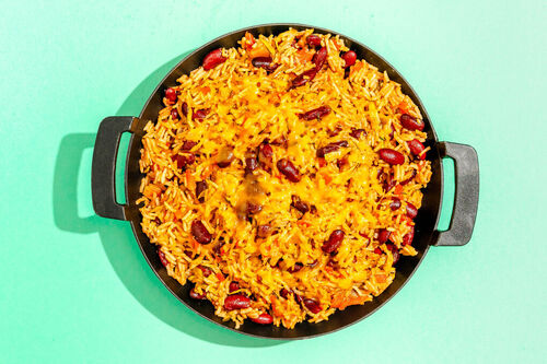 Deftige Reispfanne mit Bohnen und Cheddar