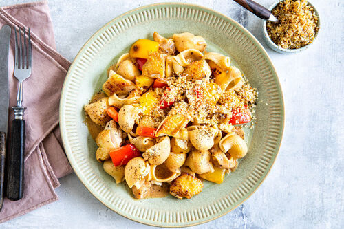 Paprika-„Hähnchen“-Pasta mit Cheddar