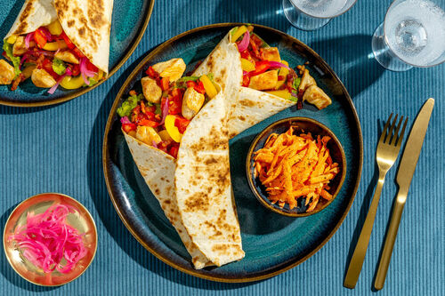 Bio-kipwraps met spek en guacamole