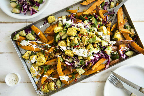 Loaded fries traybake met kipstukjes