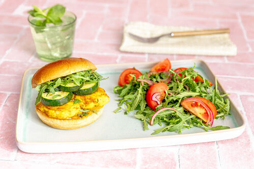 Grillkaas-madras-burger met courgette en munt