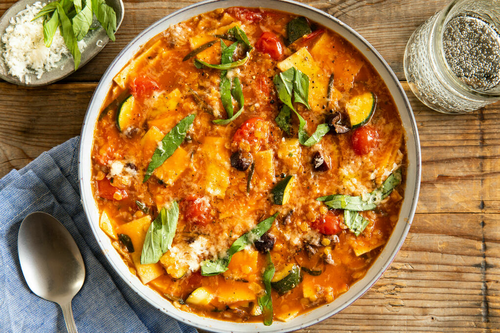 One-Pot-Lasagnesuppe mit Zucchini, Linsen und Oliven | Marley Spoon