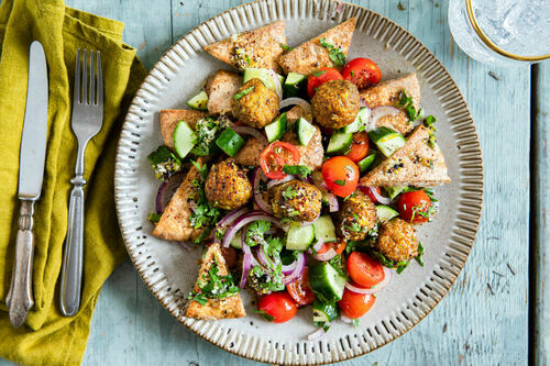 Libanese broodsalade met extra veel falafel