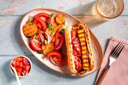 Hotdogs met gegrilde paneer en tomatensalsa