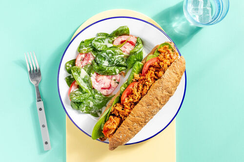 Pulled chicken sandwich op volkoren baguette