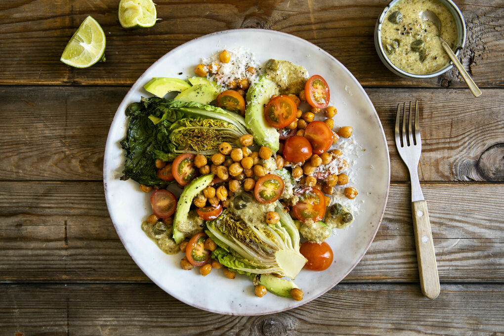foretage Søjle sagging Farverig salatanretning med avocado og cremet kapers-ostedressing | Marley  Spoon