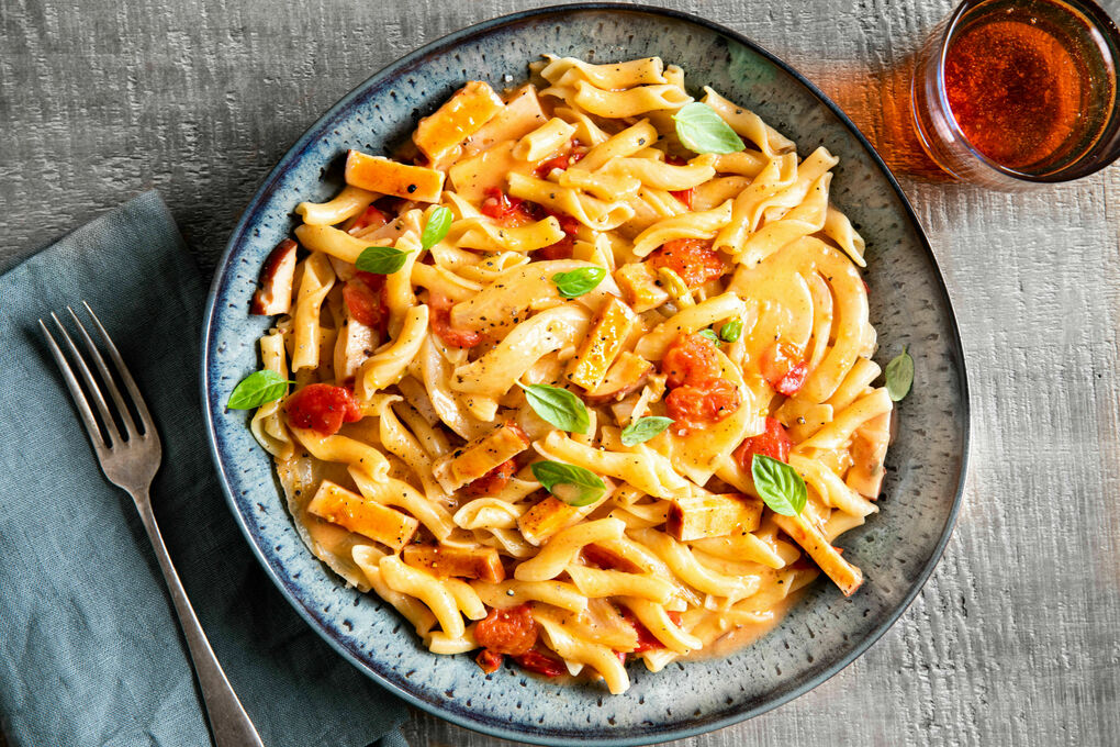 Pasta med fänkål och rökt kyckling i en syrlig tomatsås med apelsin |  Marley Spoon