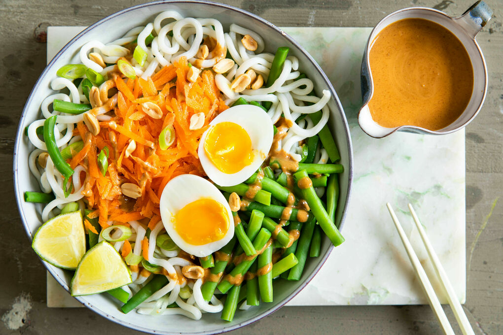 Gado gado met udonnoedels en sperziebonen met een gekookt ei