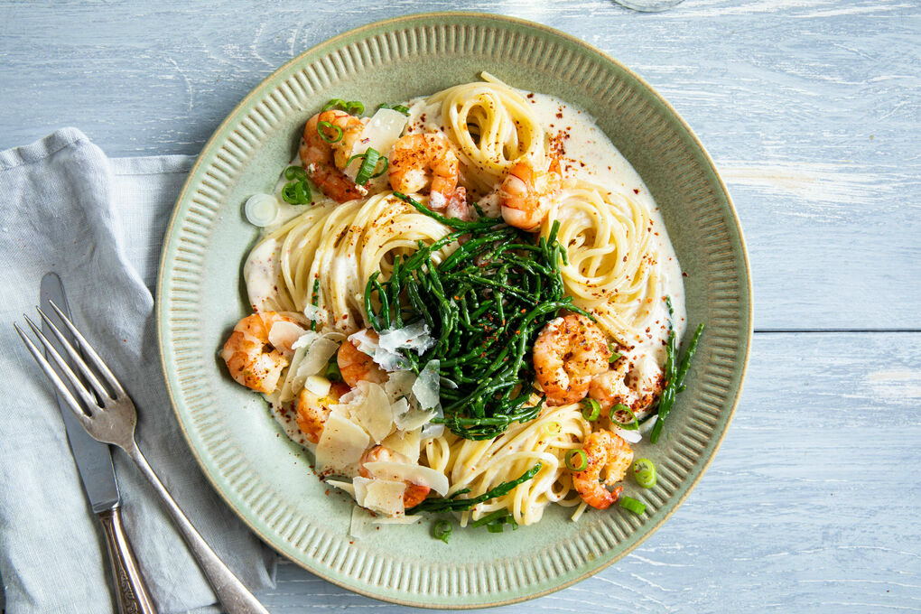 Spaghetti med räkor och glasört i en krämig limesås med ost | Marley Spoon