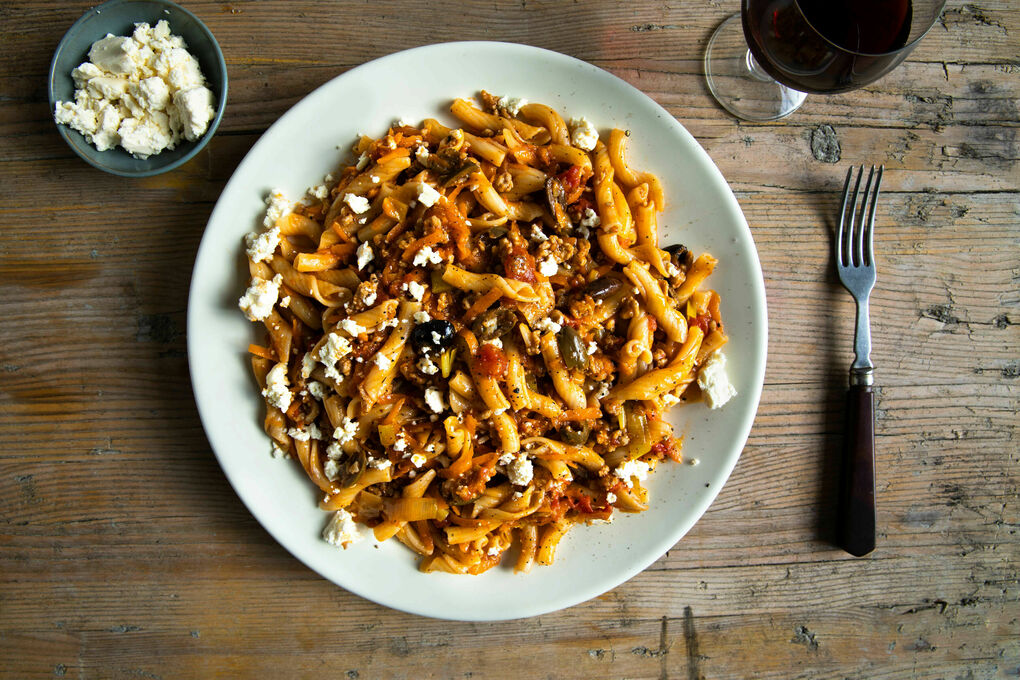 Grekiskinspirerad pasta med köttfärssås med fetaost och oliver | Marley  Spoon