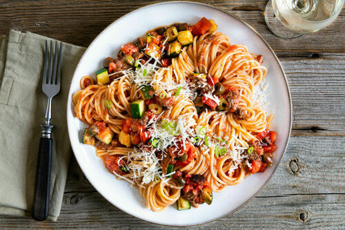 Spaghetti Alla Puttanesca Mit Sardellen Kapern Und Oliven Marley Spoon