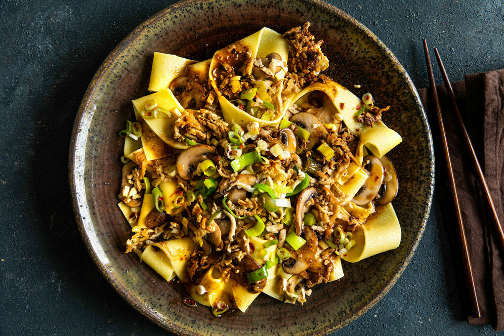 Dim sum-pasta med tofu i kryddig champinjon- och purjolökssås | Marley Spoon