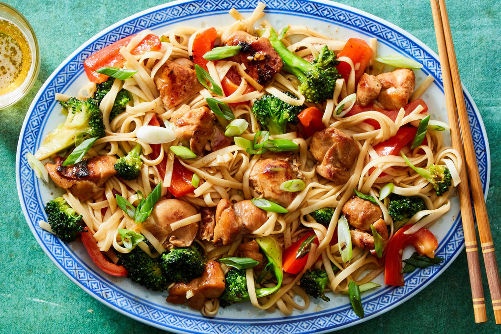 Chicken & Udon Stir-Fry with Broccoli & Bell Peppers