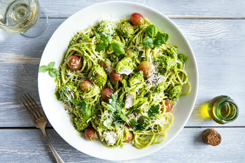 Pasta med kyckling och vindruvor samt spenat- och basilikapesto med mandlar  | Marley Spoon