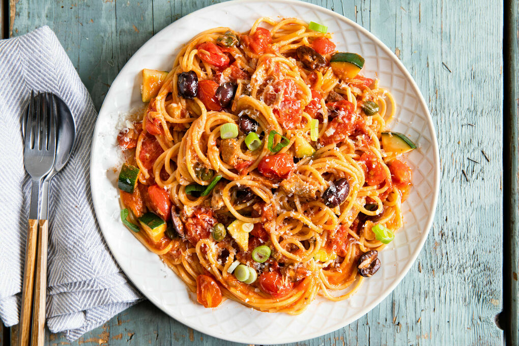 Spaghetti med tonfisk och oliver samt körsbärstomater och zucchini | Marley  Spoon