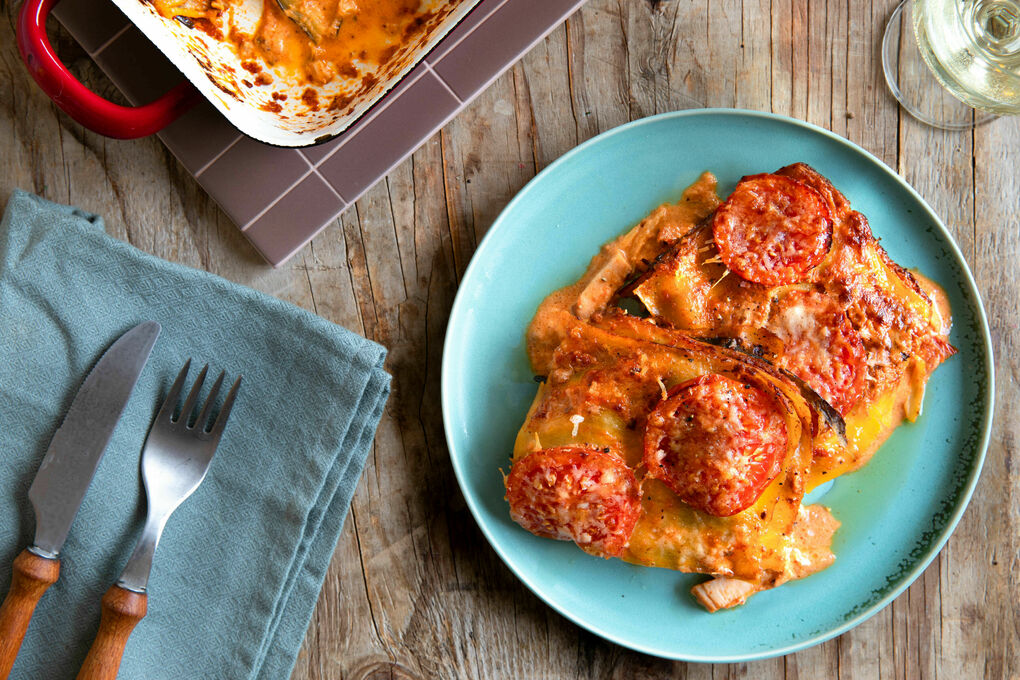 Lasagne med rökt kyckling och aubergine samt tomat- och olivpesto och ost |  Marley Spoon
