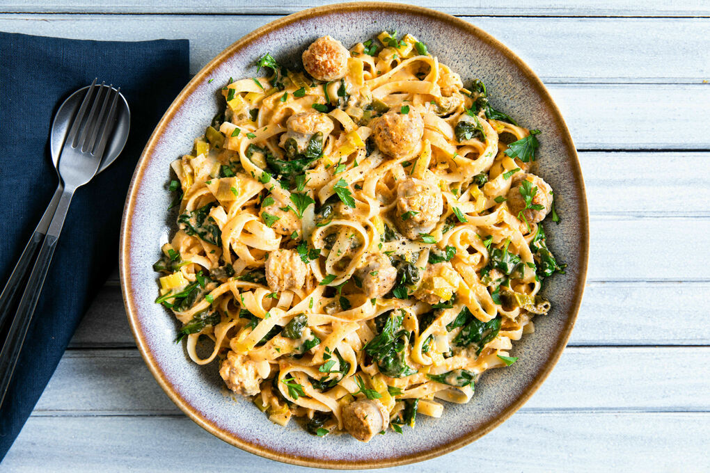 Pasta med stekt nötkorv i en krämig sås med tomater och spenat | Marley  Spoon