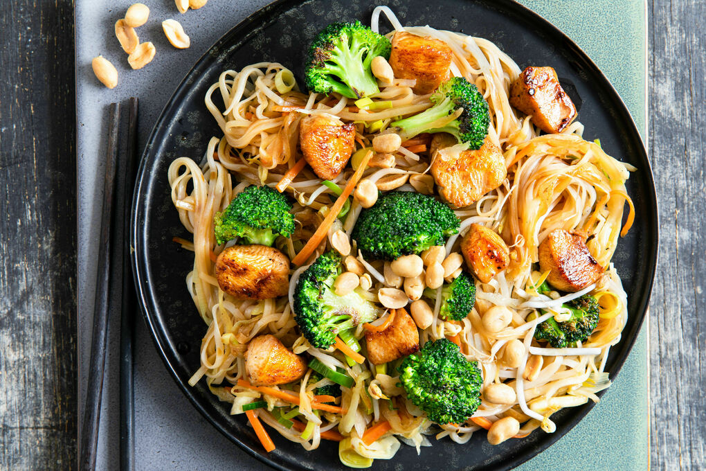 Risnudler med stegt kylling og asiatisk inspirerede grøntsager | Spoon