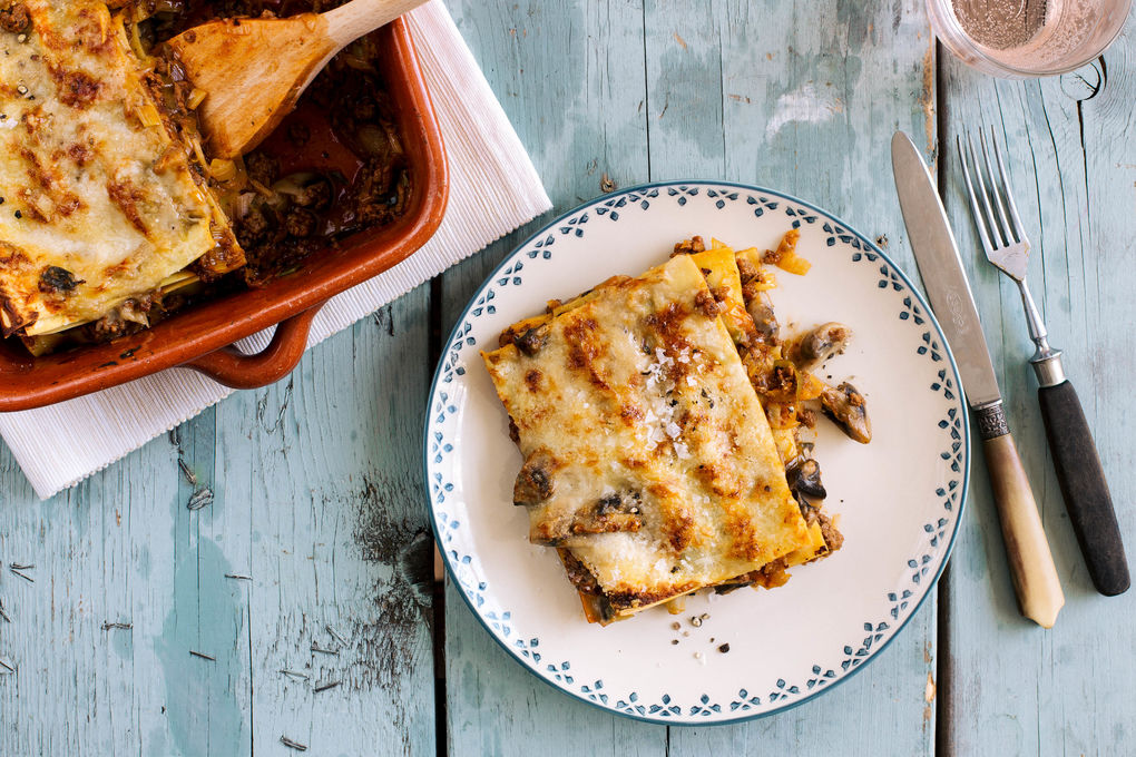 Gratinerad lasagne med köttfärs samt svamp, purjolök och bechamelsås |  Marley Spoon