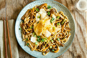 Koreanische Schwarze Bohnen Nudeln Mit Austernpilzen Und Eingelegtem Rettich Marley Spoon