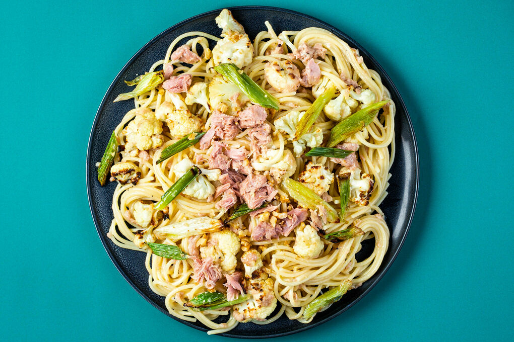 Spaghetti in Thunfisch-Käse-Sauce mit geröstetem Blumenkohl und Walnüssen |  Dinnerly