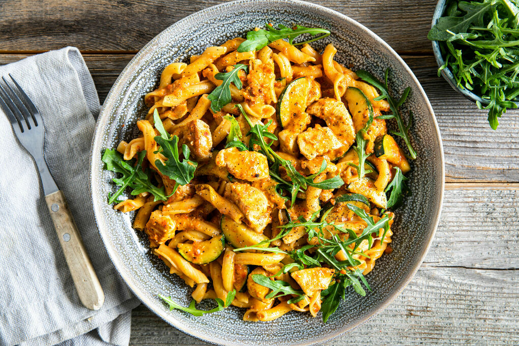 Pasta med kyckling och paprikapesto samt zucchini och rucola | Marley Spoon