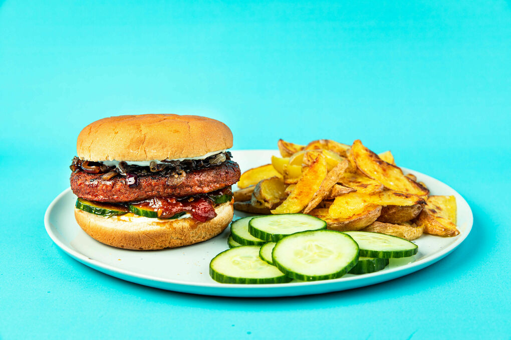 vruchten Pakket Besluit Vegan hamburger met tomaten-uien-saus en aardappelpartjes uit de oven |  Dinnerly