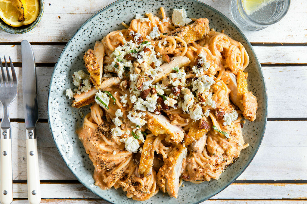 Spaghetti med kyckling och feta samt pesto med paprika och rökt mandel |  Marley Spoon