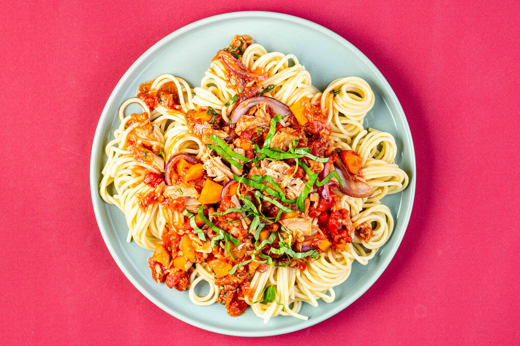 Spaghetti in tomatensaus met tonijn met wortel en verse kruiden | Dinnerly