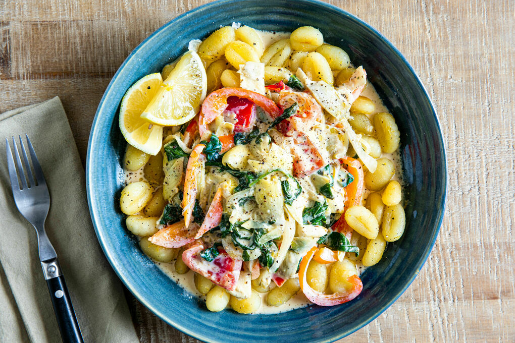 Gnocchi med kronärtskocka och spenat i vegansk gräddsås med paprika och  tomat | Marley Spoon