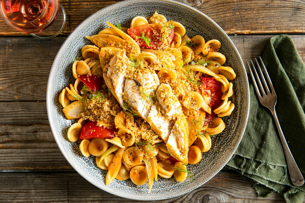 Stekt kyckling med krispig toppning på pasta i krämig tomatsås med fänkål |  Marley Spoon
