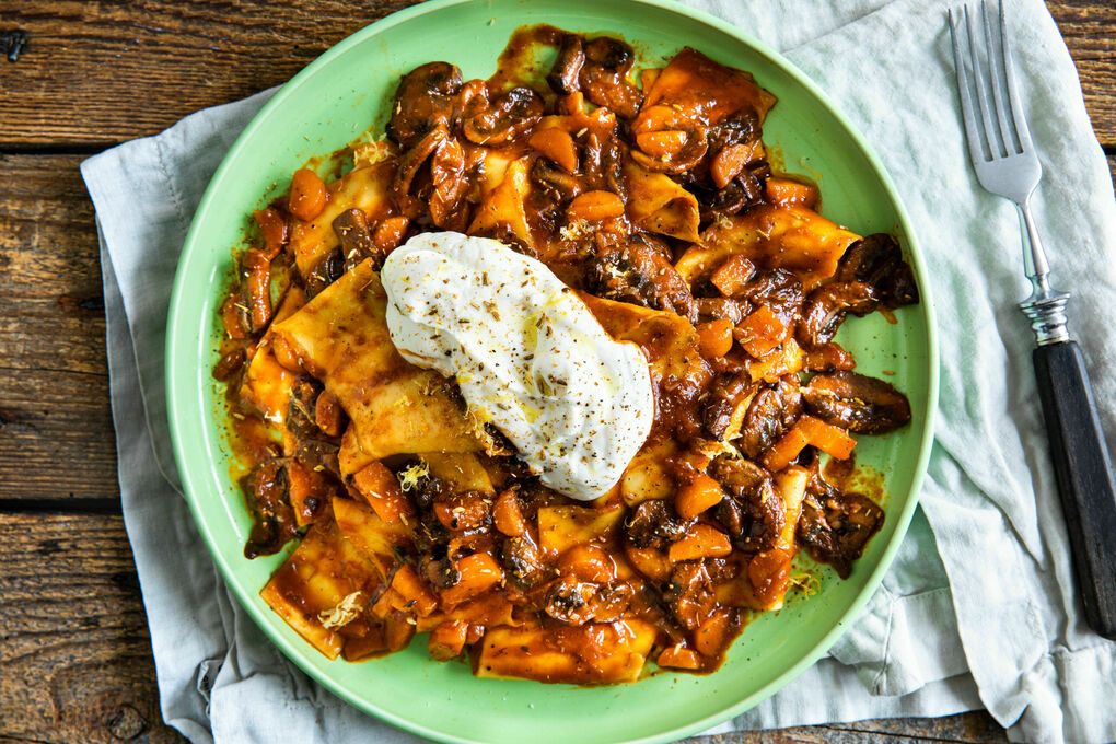 Champinjonragu med färsk pasta och en klick ricotta med citron | Marley  Spoon