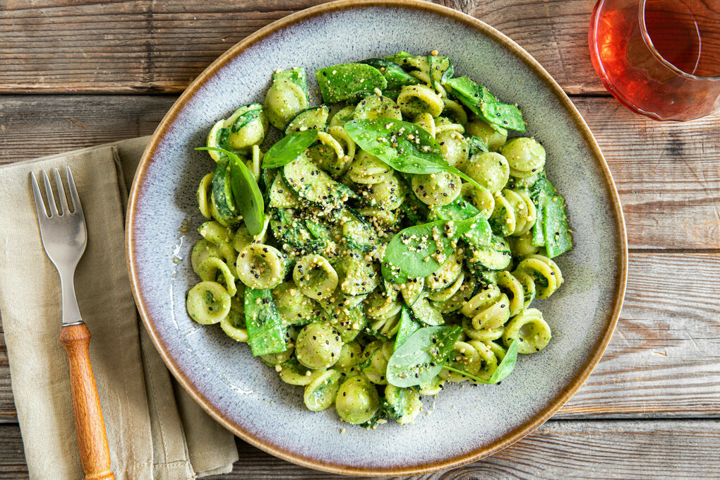 Pasta med sockerärtor och zucchini samt vegansk spenatpesto med valnötter |  Marley Spoon