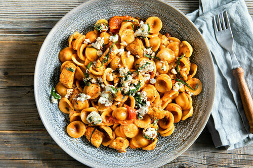 Paprika-Hähnchen-Pasta mit Feta mit Rauchmandeln und Basilikum | Marley  Spoon