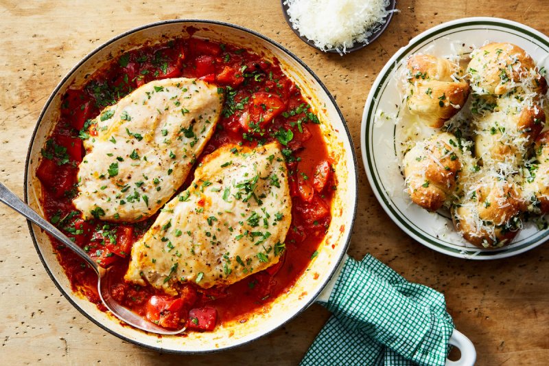 Red Pepper Pesto Chicken with Cheesy Garlic Knots